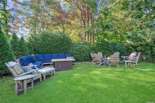 view of yard featuring outdoor lounge area