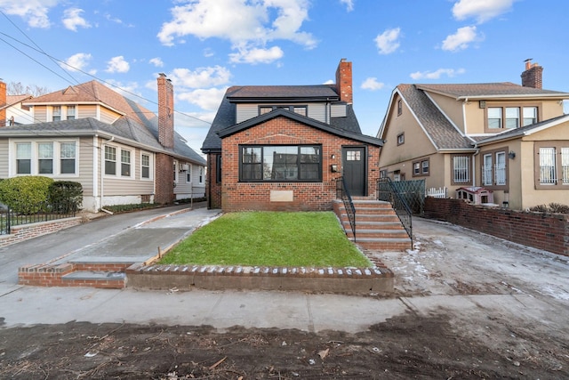 view of front facade featuring a front lawn