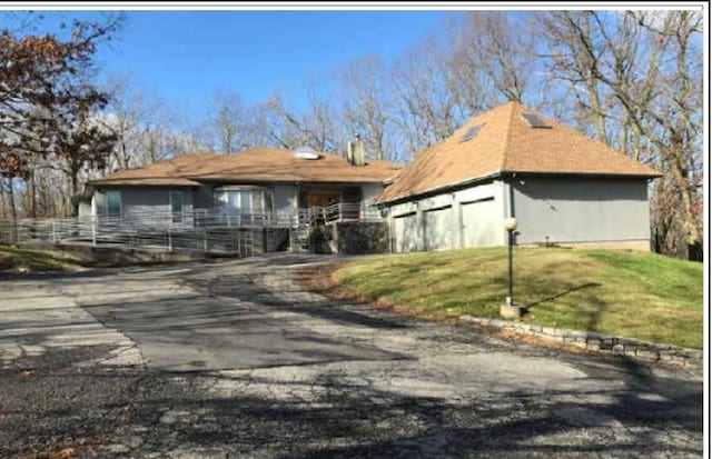 single story home featuring a front lawn