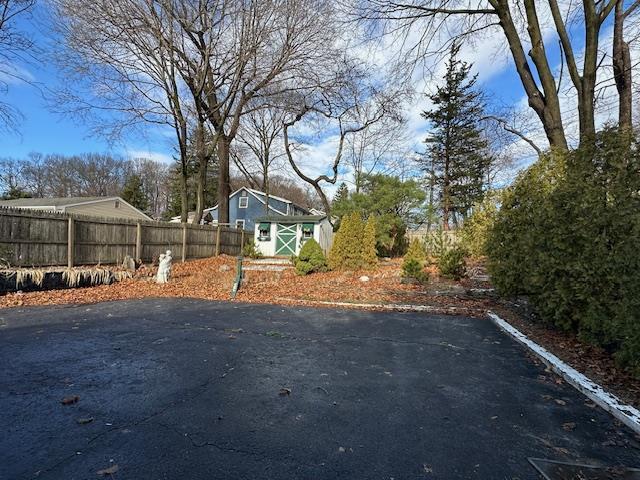 view of yard with a shed