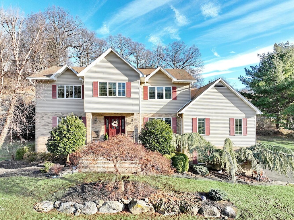 view of front of property with a front yard