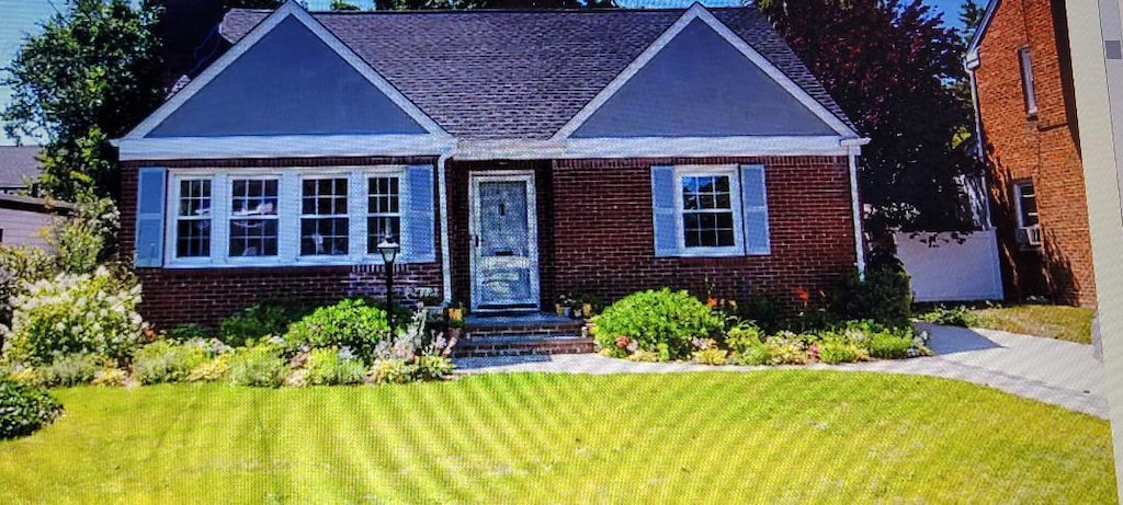 view of front facade featuring a front yard