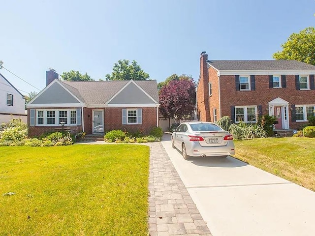 view of front of home featuring a front yard