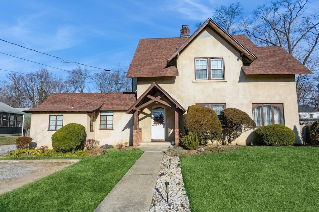 view of front of house featuring a front lawn