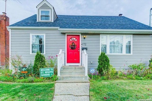 view of front of property with a front yard