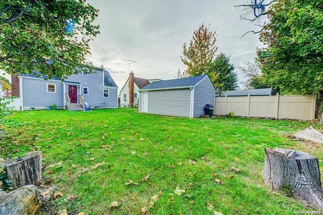 view of yard with an outbuilding