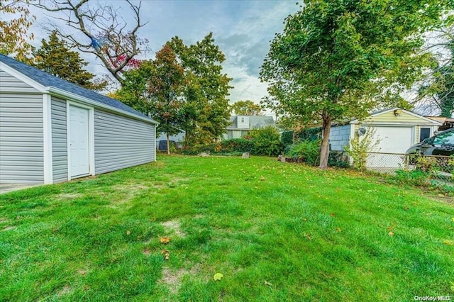 view of yard featuring an outdoor structure