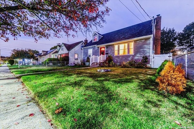 view of front of property featuring a front lawn