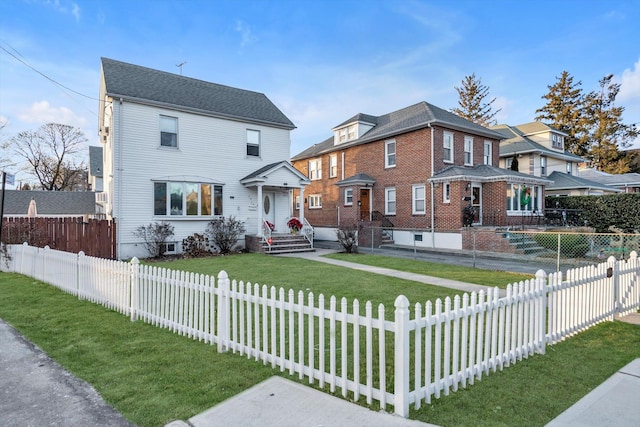 view of front of home featuring a front lawn