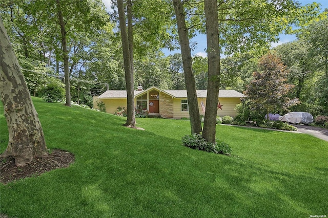 view of front of house featuring a front yard