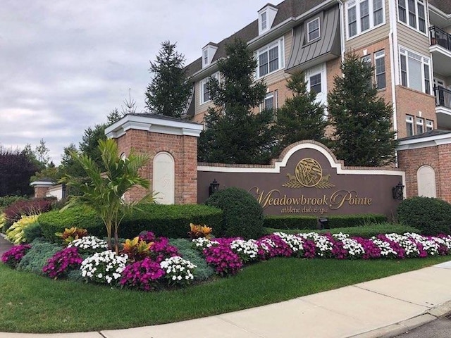 community sign with a lawn