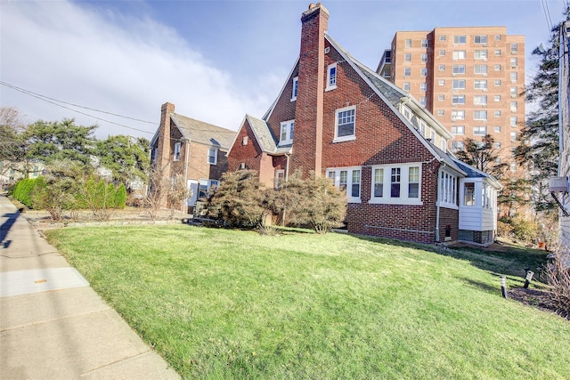 view of front of property featuring a front lawn