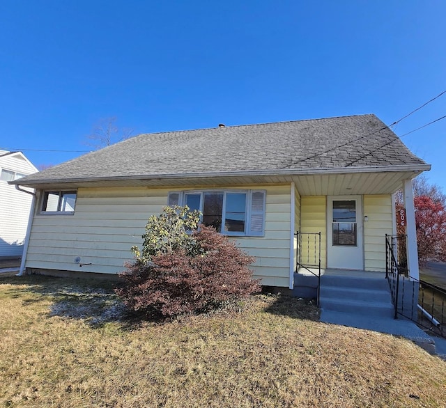 view of front of home featuring a front yard