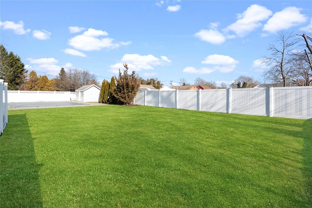 view of yard featuring a storage unit