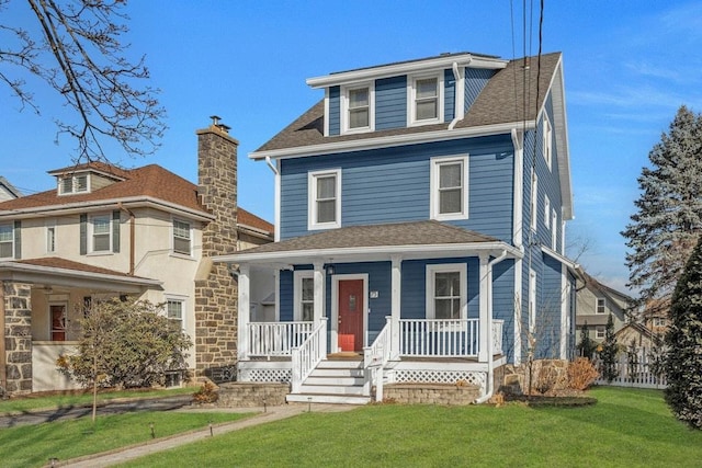 view of front facade featuring a front yard and covered porch