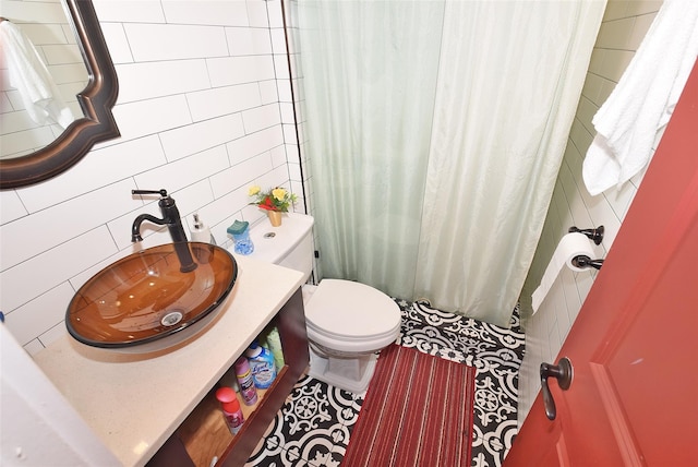 bathroom with a shower with curtain, toilet, and sink