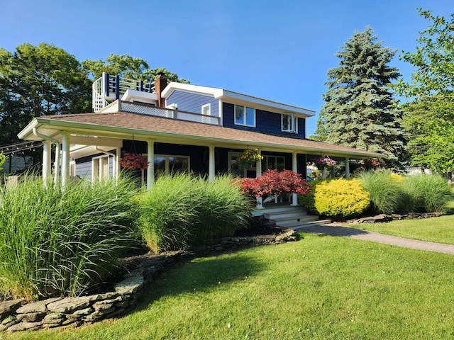 view of front of house featuring a front lawn