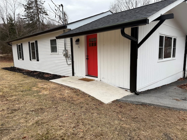 single story home with a front yard