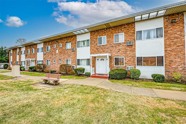 townhome / multi-family property featuring a front lawn