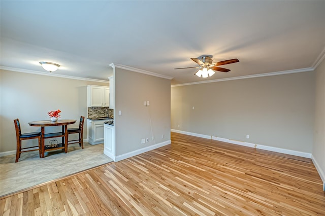 living room featuring ceiling fan, light hardwood / wood-style flooring, and crown molding