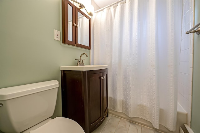 full bathroom featuring shower / bath combo with shower curtain, toilet, and vanity