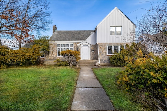 view of front of home featuring a front lawn