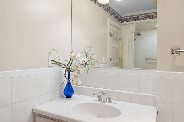 bathroom with a shower with shower curtain, crown molding, and vanity