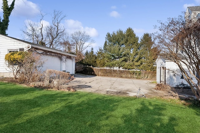 view of yard with an outdoor structure and a garage