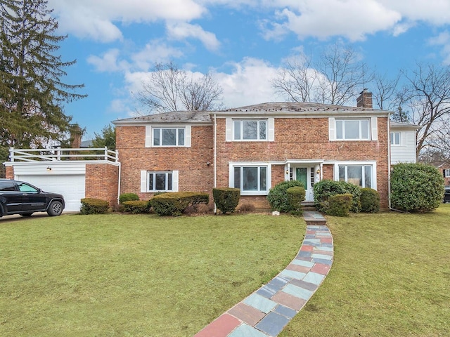 view of front of home featuring a front lawn and a garage