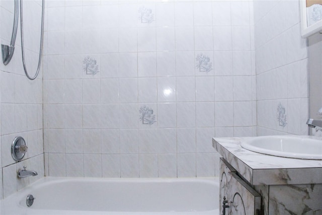 bathroom featuring tiled shower / bath and sink