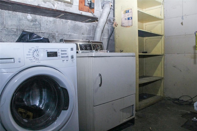 laundry area featuring washer / dryer