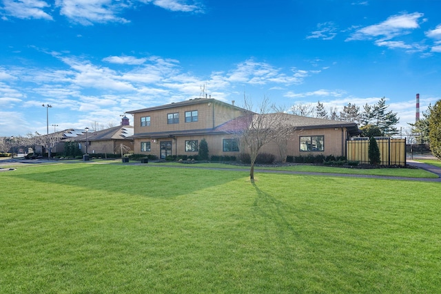 view of front of home featuring a front yard