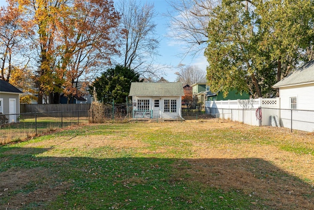 view of yard featuring an outbuilding