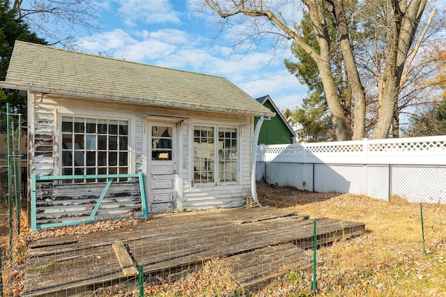 exterior space featuring an outbuilding