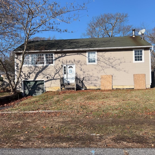 view of front of house featuring a front lawn