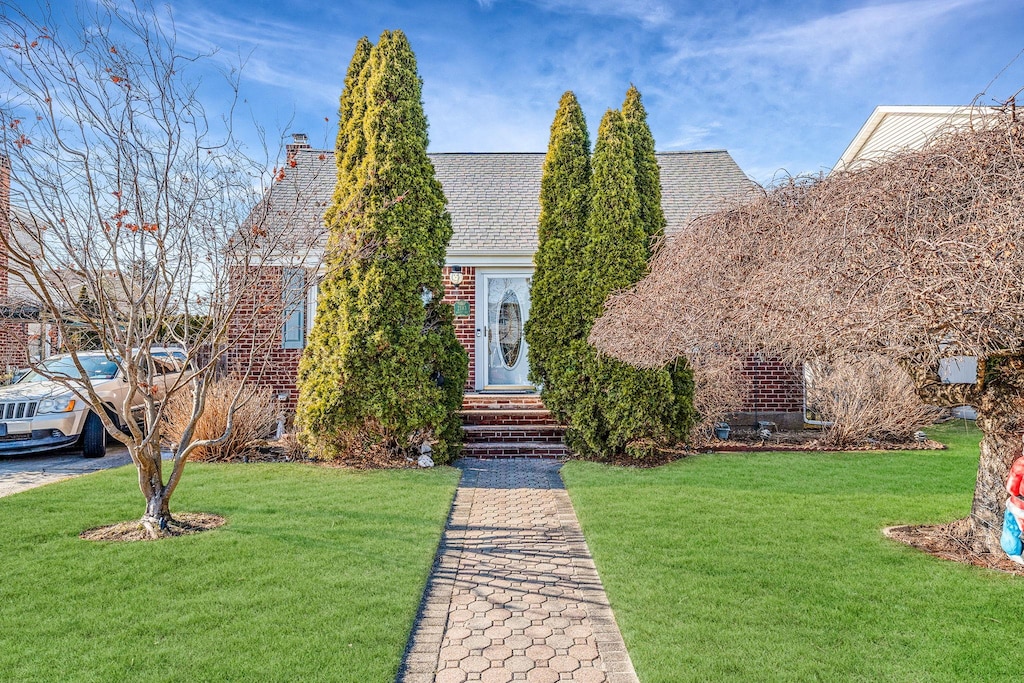 view of front of property with a front lawn