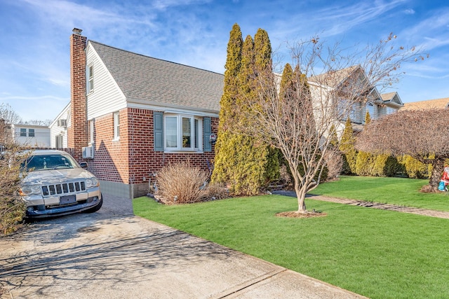 view of front of home featuring a front lawn