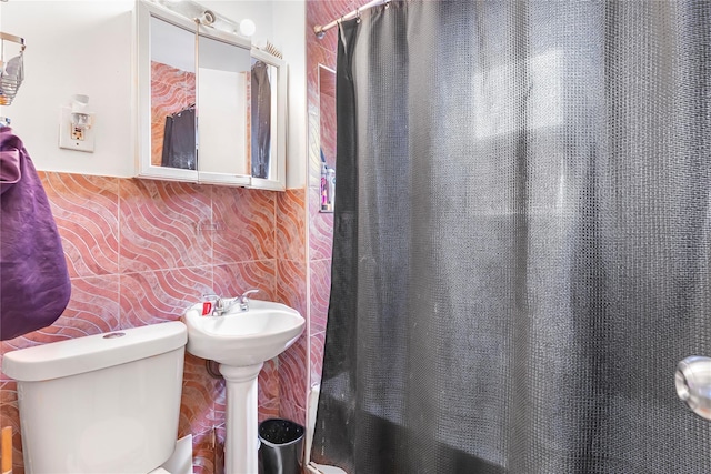 bathroom featuring toilet, backsplash, and shower / tub combo with curtain