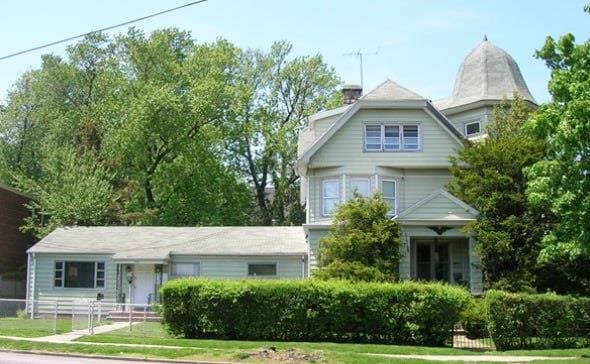 victorian home featuring a front lawn