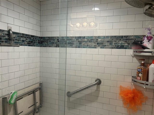 bathroom featuring a tile shower