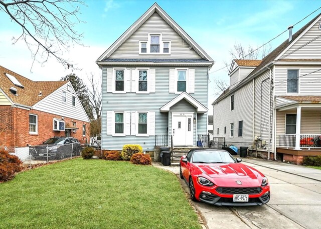 view of front of property featuring fence and a front yard