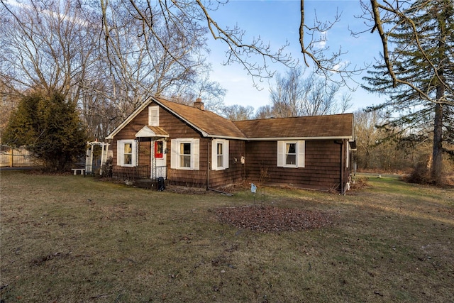 view of front of home with a front lawn