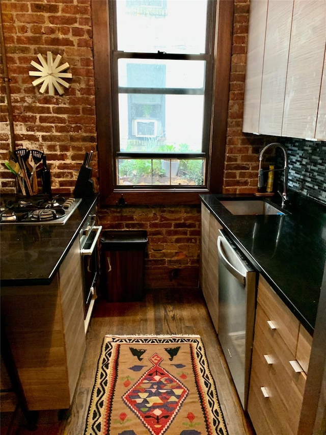 kitchen with sink, stainless steel appliances, tasteful backsplash, and dark wood-type flooring