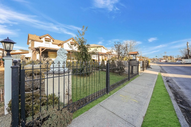 view of front of home featuring a front yard