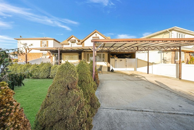 view of front of property featuring a front yard and a carport