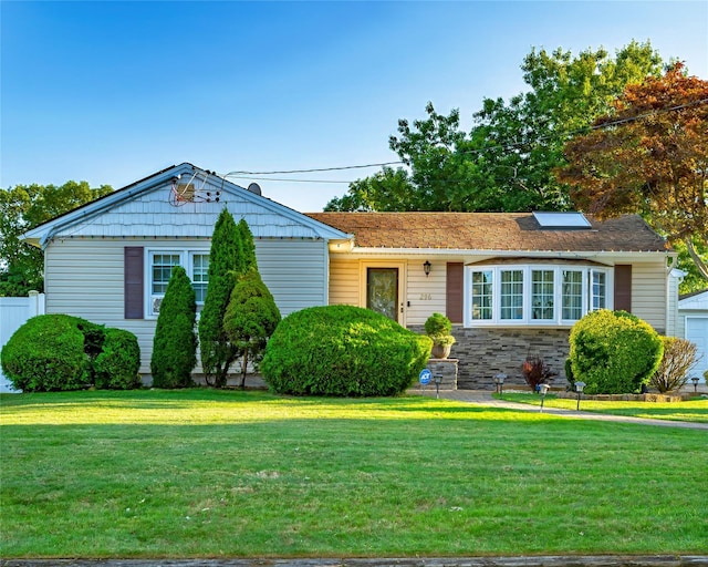 view of front of house featuring a front lawn