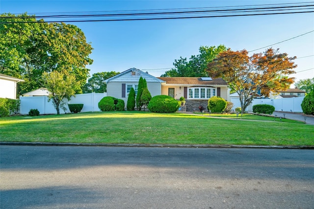 view of front facade with a front yard