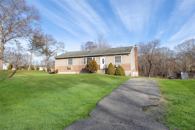 view of front of home featuring a front lawn