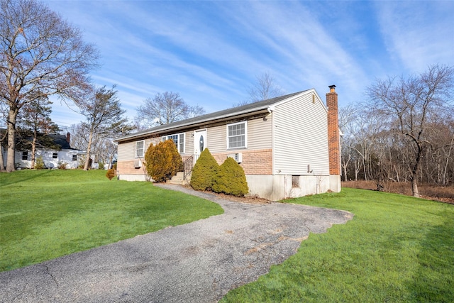 view of front of home featuring a front yard