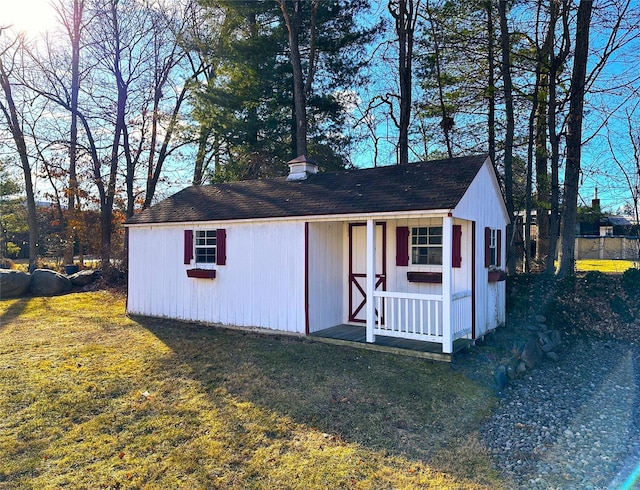 view of outdoor structure with a yard